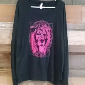 Long sleeve shirt with lion design